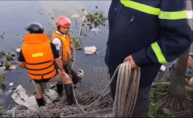 Sập nhà ven sông ở TP.HCM, 2 người bị thương- Ảnh 2. Sập nhà ven sông ở TP.HCM, 2 người bị thương- Ảnh 2.