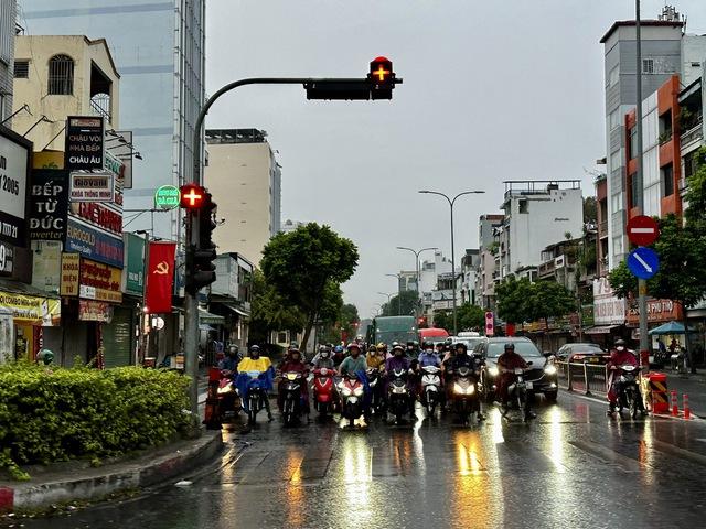 Sáng ngày vía Thần tài, TP.HCM mưa trái mùa trên diện rộng, cảnh báo mưa lớn- Ảnh 1. Sáng ngày vía Thần tài, TP.HCM mưa trái mùa trên diện rộng, cảnh báo mưa lớn- Ảnh 1.