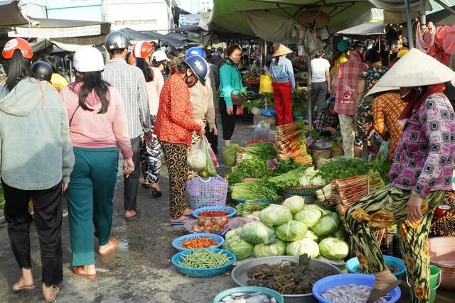 Chợ quê miền Tây 29 tết: bánh 2.000 đồng, rau mua 1.000 đồng vẫn bán - Ảnh 4.