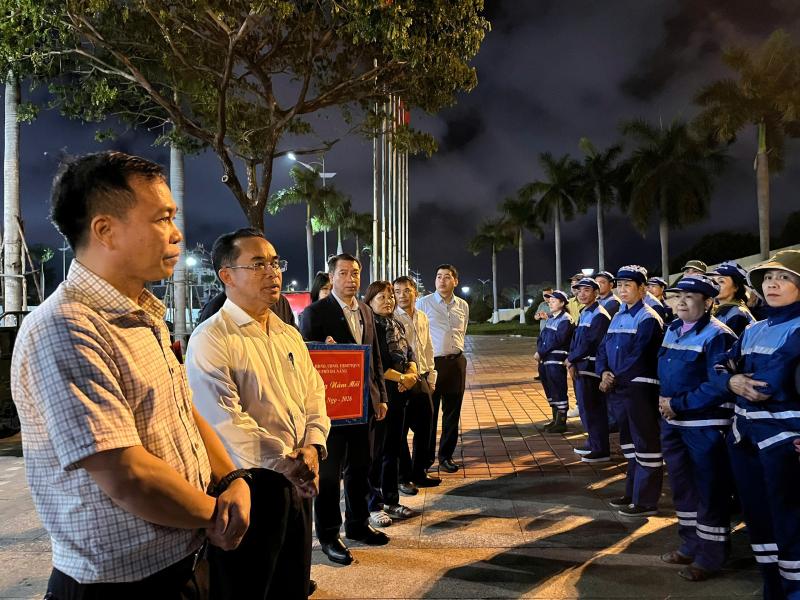 Công nhân môi trường lặng lẽ dọn rác trước giao thừa: 'Thấy phố sạch, chúng tôi ấm lòng'- Ảnh 6. Công nhân môi trường lặng lẽ dọn rác trước giao thừa: 'Thấy phố sạch, chúng tôi ấm lòng'- Ảnh 6.