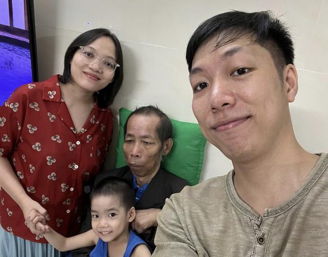 Nghỉ việc để chăm sóc cha bị tai biến: Hành trình đầy cảm động của anh Tuấn - Ảnh 2. Nghỉ việc để chăm sóc cha bị tai biến: Hành trình đầy cảm động của anh Tuấn - Ảnh 2.