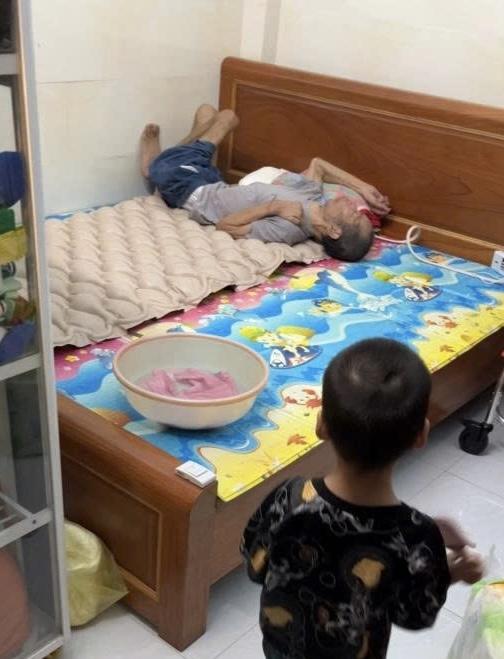 Nghỉ việc để chăm sóc cha bị tai biến: Hành trình đầy cảm động của anh Tuấn - Ảnh 3. Nghỉ việc để chăm sóc cha bị tai biến: Hành trình đầy cảm động của anh Tuấn - Ảnh 3.