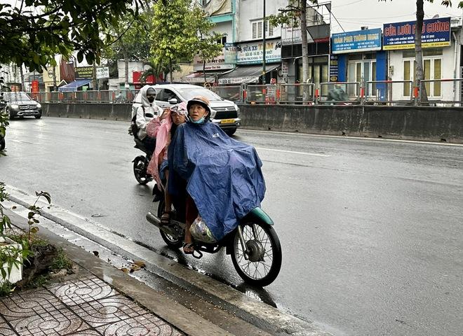 Sáng ngày vía Thần tài, TP.HCM mưa trái mùa trên diện rộng, cảnh báo mưa lớn- Ảnh 4. Sáng ngày vía Thần tài, TP.HCM mưa trái mùa trên diện rộng, cảnh báo mưa lớn- Ảnh 4.