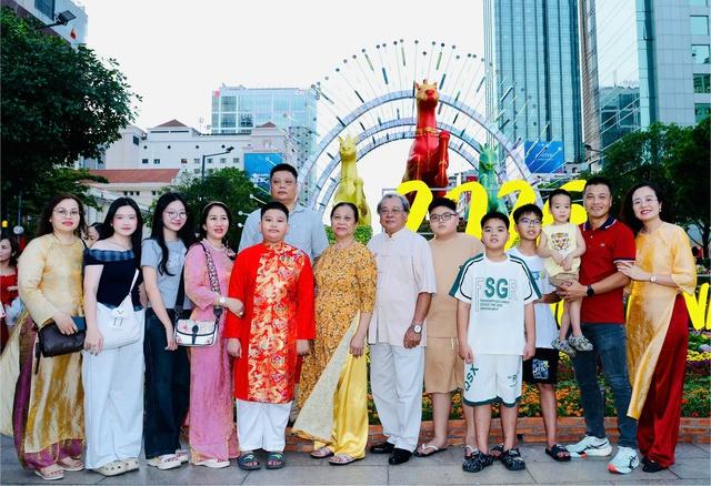 Gia đình miền Bắc vào TP.HCM ăn tết: Ấn tượng mai vàng ngập lối - Ảnh 2.