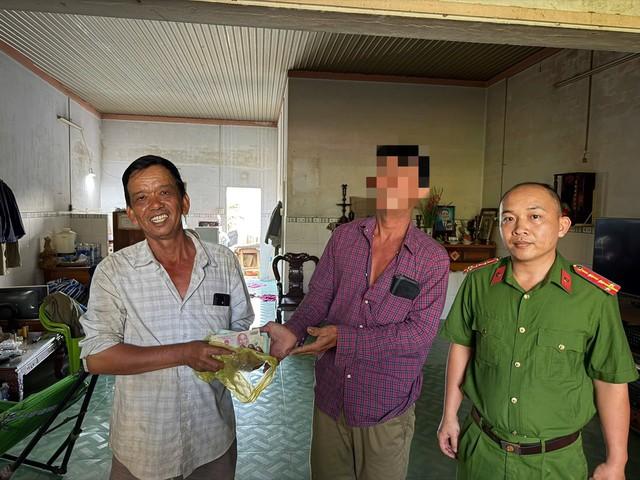 Chuyện tử tế ngày 29 tết: Trả lại 80 triệu đồng cho người bán hoa- Ảnh 2.