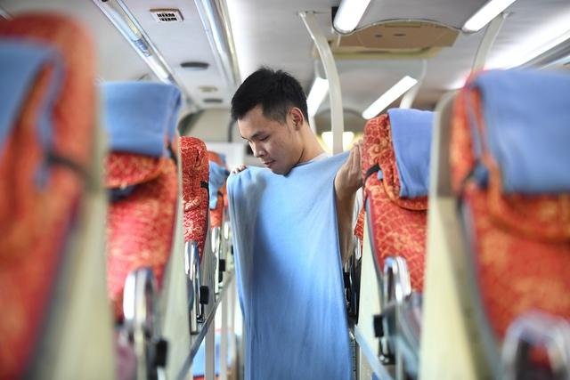 Giao thừa trên quốc lộ: Chuyện của những tài xế xe khách ngày cận tết - Ảnh 1. Giao thừa trên quốc lộ: Chuyện của những tài xế xe khách ngày cận tết - Ảnh 1.