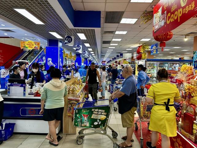 Sức mua tăng mạnh những ngày cận tết- Ảnh 2. Sức mua tăng mạnh những ngày cận tết- Ảnh 2.