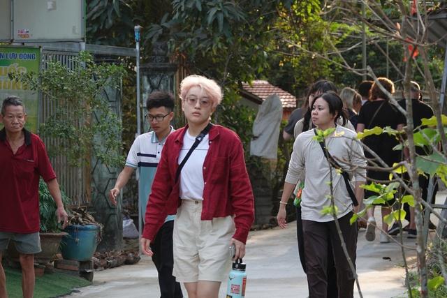Hướng dẫn viên trẻ đắt sô du lịch làng nghề miền Tây mùa tết- Ảnh 2.