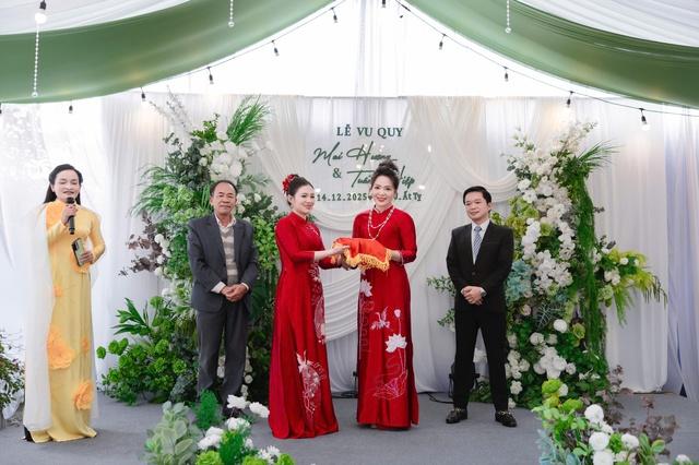 Tam ca đặc biệt trong lễ vu quy: Ba mẹ xúc động hát cùng con gái - Ảnh 3.