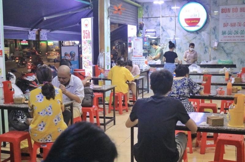 Thưởng tết bằng vàng 5 năm liền, chủ quán bún bò TP.HCM năm nay còn 'chơi lớn'?- Ảnh 1. Thưởng tết bằng vàng 5 năm liền, chủ quán bún bò TP.HCM năm nay còn 'chơi lớn'?- Ảnh 1.