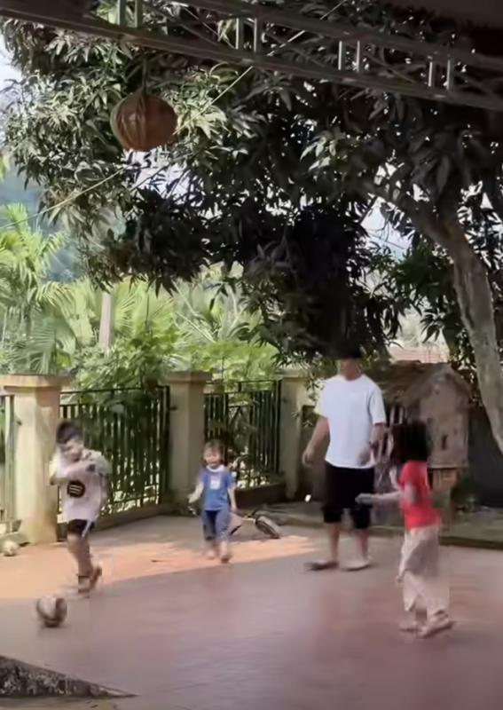 Thủ môn Bùi Tiến Dũng về quê đón tết: Nhóc tì lai gây sốt, cực đáng yêu- Ảnh 3. Thủ môn Bùi Tiến Dũng về quê đón tết: Nhóc tì lai gây sốt, cực đáng yêu- Ảnh 3.