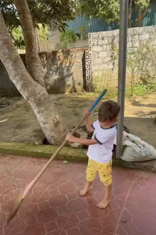 Thủ môn Bùi Tiến Dũng về quê đón tết: Nhóc tì lai gây sốt, cực đáng yêu- Ảnh 2. Thủ môn Bùi Tiến Dũng về quê đón tết: Nhóc tì lai gây sốt, cực đáng yêu- Ảnh 2.