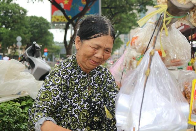 Xóm hàng rong 'mua ngủ' 40.000 đồng/ngày ở trung tâm TP.HCM, oằn vai mưu sinh giáp tết- Ảnh 8.
