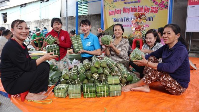Cả xã Nha Bích gói bánh tét nghĩa tình cho người khó khăn dịp Tết Nguyên đán 2026 - Ảnh 3. Cả xã Nha Bích gói bánh tét nghĩa tình cho người khó khăn dịp Tết Nguyên đán 2026 - Ảnh 3.