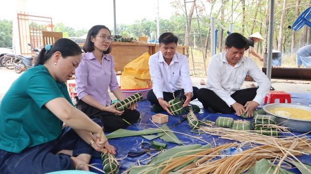 Cả xã Nha Bích gói bánh tét nghĩa tình cho người khó khăn dịp Tết Nguyên đán 2026 - Ảnh 7. Cả xã Nha Bích gói bánh tét nghĩa tình cho người khó khăn dịp Tết Nguyên đán 2026 - Ảnh 7.