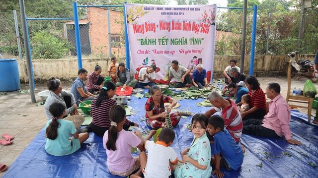 Cả xã Nha Bích gói bánh tét nghĩa tình cho người khó khăn dịp Tết Nguyên đán 2026 - Ảnh 1. Cả xã Nha Bích gói bánh tét nghĩa tình cho người khó khăn dịp Tết Nguyên đán 2026 - Ảnh 1.