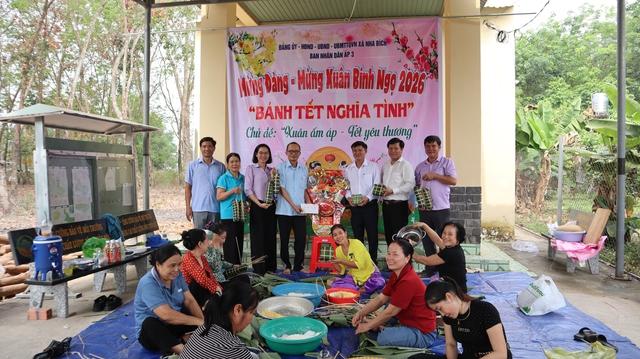 Cả xã Nha Bích gói bánh tét nghĩa tình cho người khó khăn dịp Tết Nguyên đán 2026 - Ảnh 6. Cả xã Nha Bích gói bánh tét nghĩa tình cho người khó khăn dịp Tết Nguyên đán 2026 - Ảnh 6.