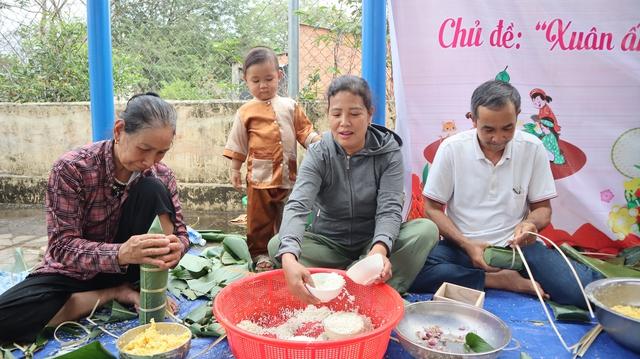 Cả xã Nha Bích gói bánh tét nghĩa tình cho người khó khăn dịp Tết Nguyên đán 2026 - Ảnh 2. Cả xã Nha Bích gói bánh tét nghĩa tình cho người khó khăn dịp Tết Nguyên đán 2026 - Ảnh 2.