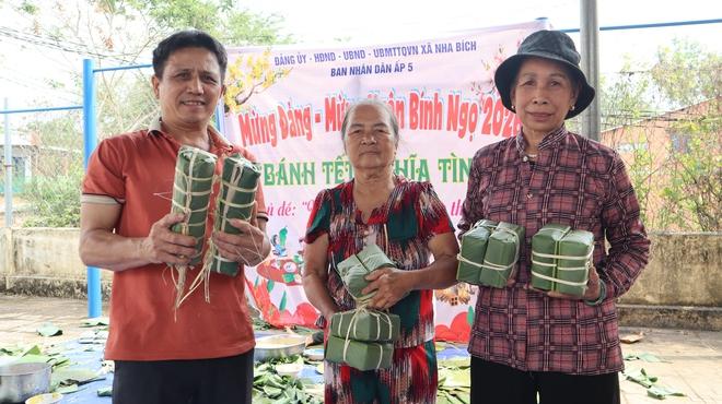 Cả xã Nha Bích gói bánh tét nghĩa tình cho người khó khăn dịp Tết Nguyên đán 2026 - Ảnh 4. Cả xã Nha Bích gói bánh tét nghĩa tình cho người khó khăn dịp Tết Nguyên đán 2026 - Ảnh 4.