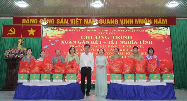 Xã Củ Chi trao quà tết cho hộ khó khăn và gia đình chính sách năm 2026 - Ảnh 1. Xã Củ Chi trao quà tết cho hộ khó khăn và gia đình chính sách năm 2026 - Ảnh 1.
