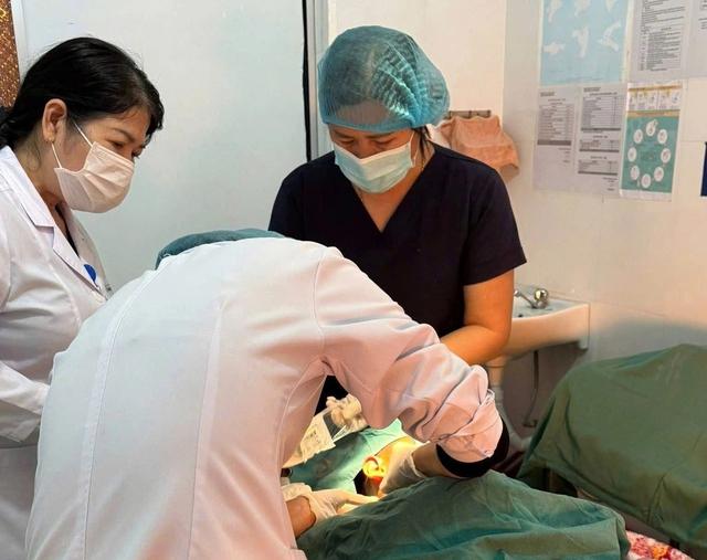 Móc câu mắc sâu vào cổ bệnh nhi 13 tuổi ở Quảng Trị- Ảnh 2.