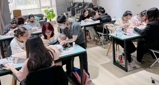 Gần tết, tiệm hớt tóc, tiệm nail... đông từ sáng đến tối, khách phải đặt lịch trước- Ảnh 4.
