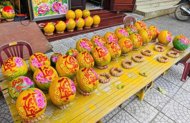 'Vẽ tết' lên trái dừa, kỹ sư trẻ ở Quảng Trị khoe tài, kiếm thêm tiền triệu- Ảnh 2. 'Vẽ tết' lên trái dừa, kỹ sư trẻ ở Quảng Trị khoe tài, kiếm thêm tiền triệu- Ảnh 2.