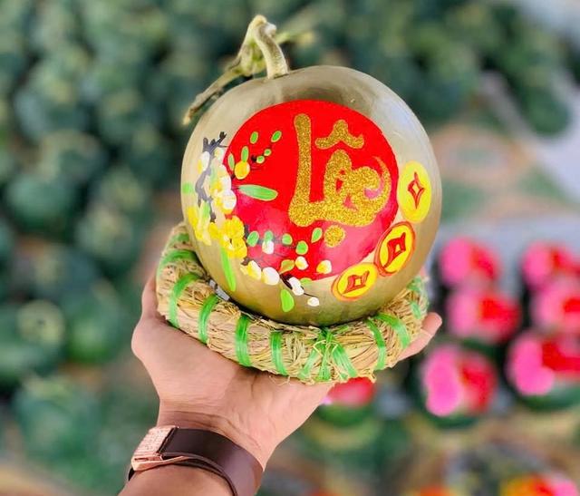 'Vẽ tết' lên trái dừa, kỹ sư trẻ ở Quảng Trị khoe tài, kiếm thêm tiền triệu- Ảnh 3. 'Vẽ tết' lên trái dừa, kỹ sư trẻ ở Quảng Trị khoe tài, kiếm thêm tiền triệu- Ảnh 3.