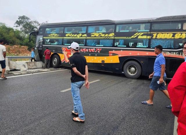 Xe khách tông dải phân cách, cao tốc Cam Lâm - Vĩnh Hảo ùn tắc cục bộ- Ảnh 2. Xe khách tông dải phân cách, cao tốc Cam Lâm - Vĩnh Hảo ùn tắc cục bộ- Ảnh 2.