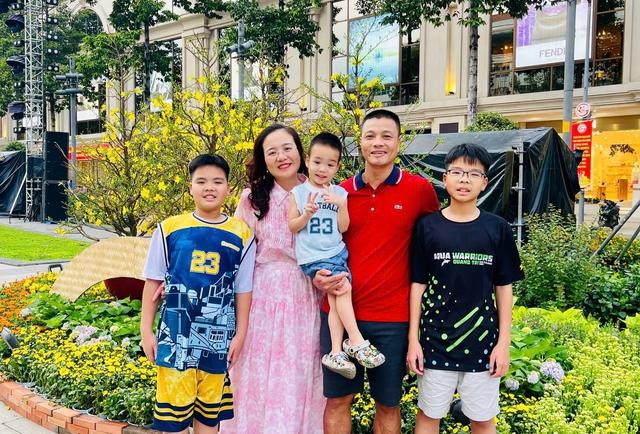Gia đình miền Bắc vào TP.HCM ăn tết: Ấn tượng mai vàng ngập lối - Ảnh 1.