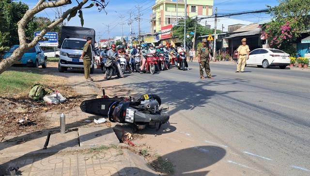 Mùng 2 Tết: Thanh niên 22 tuổi tông xe rác tử vong - Ảnh 1.