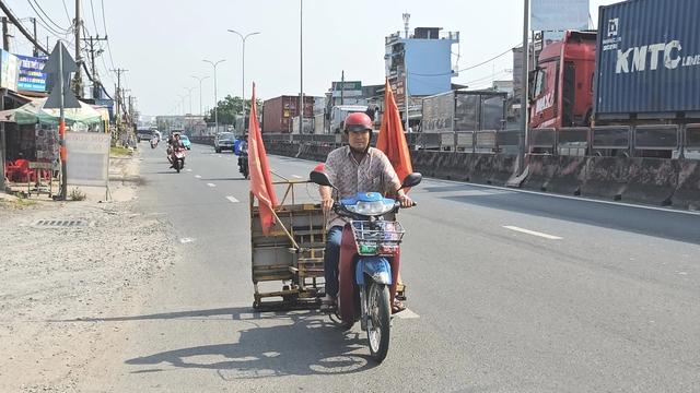 Người đàn ông dọn đường an toàn cho dòng người trở về TP . HCM sau tết 2026 - Ảnh 2. Người đàn ông dọn đường an toàn cho dòng người trở về TP . HCM sau tết 2026 - Ảnh 2.