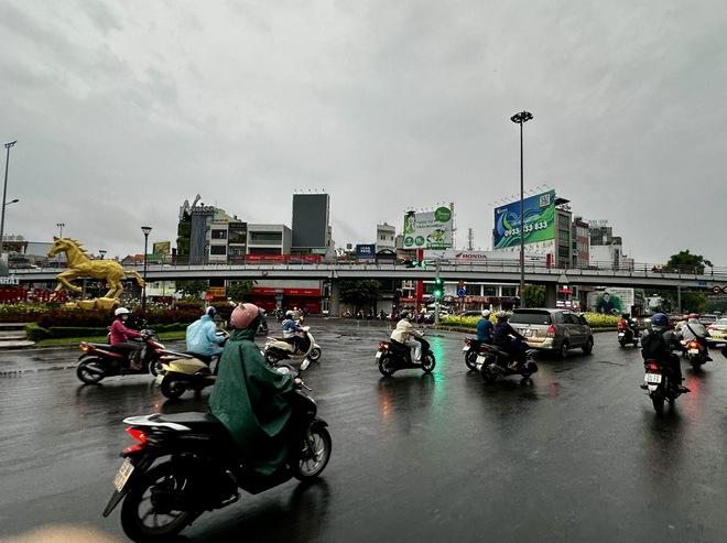 Sáng ngày vía Thần tài, TP.HCM mưa trái mùa trên diện rộng, cảnh báo mưa lớn- Ảnh 6. Sáng ngày vía Thần tài, TP.HCM mưa trái mùa trên diện rộng, cảnh báo mưa lớn- Ảnh 6.