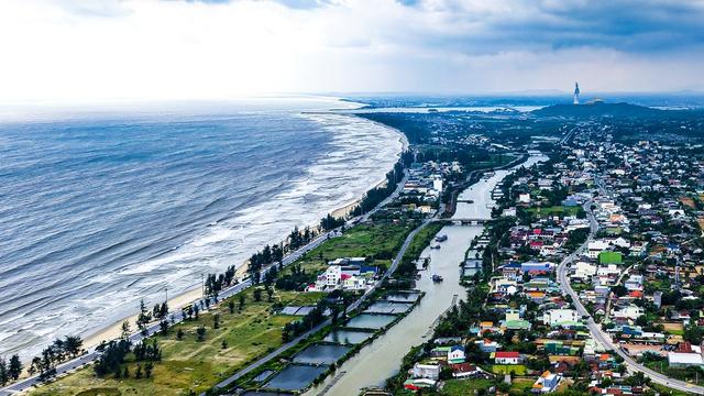 Làm phố đi bộ bên bờ biển đẹp nhất Quảng Ngãi- Ảnh 1. Làm phố đi bộ bên bờ biển đẹp nhất Quảng Ngãi- Ảnh 1.