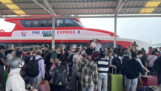 27 tháng chạp: Cảng tàu, sân bay tại Phú Quốc kẹt cứng  - Ảnh 4.