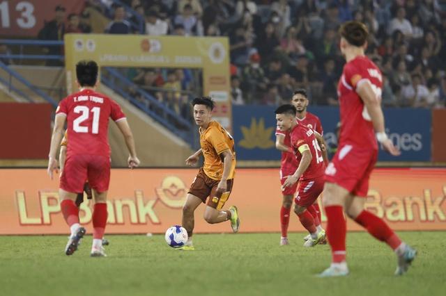 Bảng xếp hạng V-League mới nhất: Đội CAHN ‘ngạo nghễ’ tốp 1, HAGL thua ngược tụt xuống vị trí thấp - Ảnh 3.