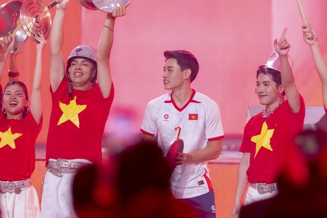 Đình Bắc tái hiện khoảnh khắc ăn mừng trên sân khấu WeChoice Awards, ‘cương quyết’ không chịu hé lộ bí mật…- Ảnh 7.