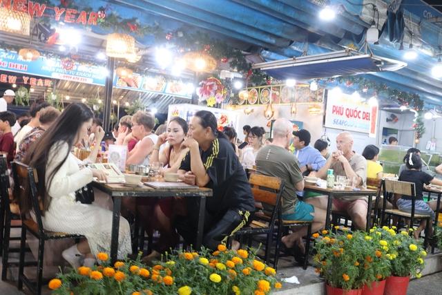 Tết Bính Ngọ 2026: Chợ đêm Phú Quốc náo nhiệt, thu  hút du khách đông 'khủng'- Ảnh 3.