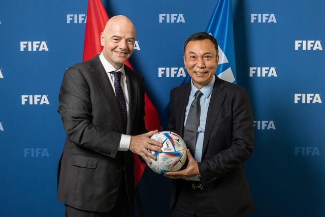 Chủ tịch và Tổng thư ký FIFA gửi quà đặc biệt đến Chủ tịch VFF Trần Quốc Tuấn: Chúc tết tài lộc…- Ảnh 1. Chủ tịch và Tổng thư ký FIFA gửi quà đặc biệt đến Chủ tịch VFF Trần Quốc Tuấn: Chúc tết tài lộc…- Ảnh 1.
