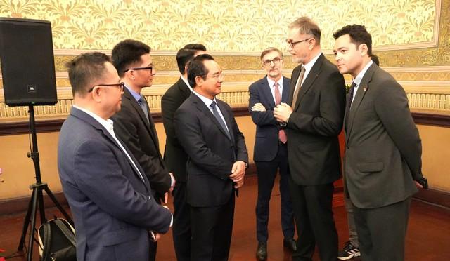 Bí thư và Chủ tịch TP.HCM gặp gỡ cơ quan đại diện nước ngoài- Ảnh 1. Bí thư và Chủ tịch TP.HCM gặp gỡ cơ quan đại diện nước ngoài- Ảnh 1.