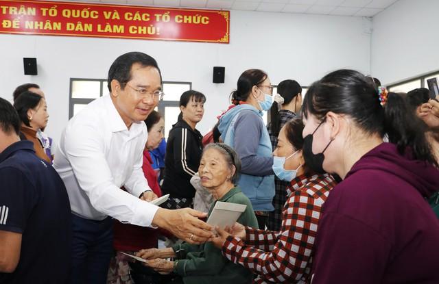 Chủ tịch UBND TP.HCM tặng quà tết người dân khu vực Hóc Môn- Ảnh 1. Chủ tịch UBND TP.HCM tặng quà tết người dân khu vực Hóc Môn- Ảnh 1.