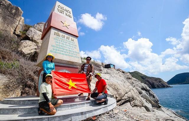 TP.HCM lên kế hoạch đưa cán bộ, công chức về nguồn tại Côn Đảo hằng năm - Ảnh 1.