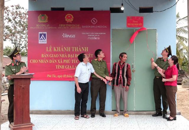 Công an tỉnh Gia Lai bàn giao 23 căn nhà đại đoàn kết cho hộ đặc biệt khó khăn - Ảnh 1. Công an tỉnh Gia Lai bàn giao 23 căn nhà đại đoàn kết cho hộ đặc biệt khó khăn - Ảnh 1.