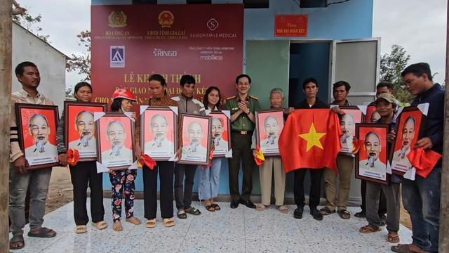 Công an tỉnh Gia Lai bàn giao 23 căn nhà đại đoàn kết cho hộ đặc biệt khó khăn - Ảnh 2. Công an tỉnh Gia Lai bàn giao 23 căn nhà đại đoàn kết cho hộ đặc biệt khó khăn - Ảnh 2.
