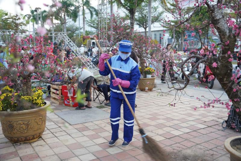 Công nhân môi trường lặng lẽ dọn rác trước giao thừa: 'Thấy phố sạch, chúng tôi ấm lòng'- Ảnh 5. Công nhân môi trường lặng lẽ dọn rác trước giao thừa: 'Thấy phố sạch, chúng tôi ấm lòng'- Ảnh 5.