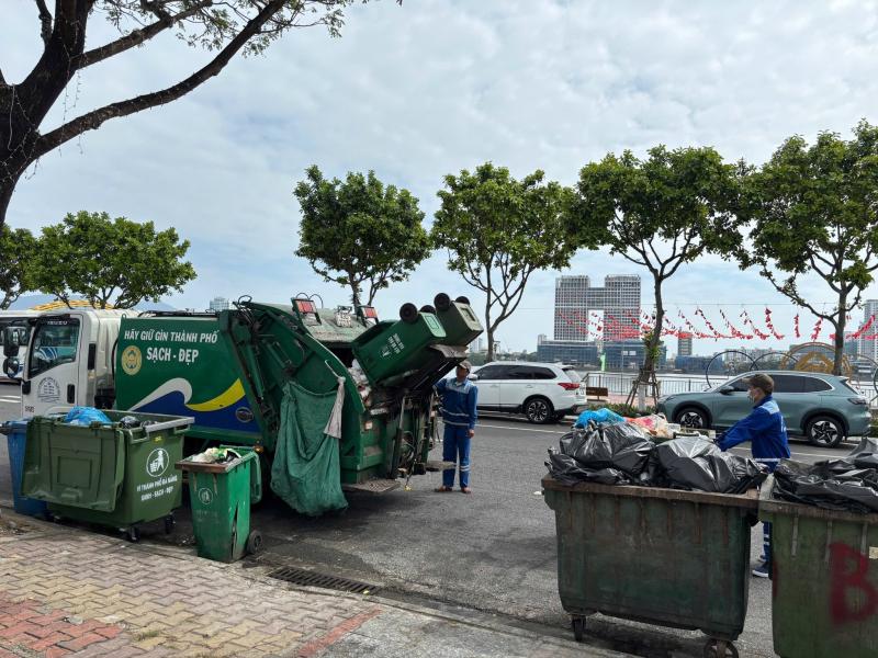 Công nhân môi trường lặng lẽ dọn rác trước giao thừa: 'Thấy phố sạch, chúng tôi ấm lòng'- Ảnh 4. Công nhân môi trường lặng lẽ dọn rác trước giao thừa: 'Thấy phố sạch, chúng tôi ấm lòng'- Ảnh 4.