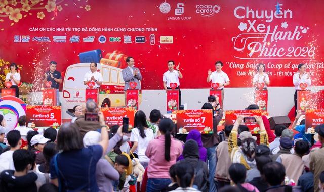 Saigon Co.op khởi hành 'Chuyến xe hạnh phúc' mùa 4 đưa 900 người về quê đón tết- Ảnh 1.
