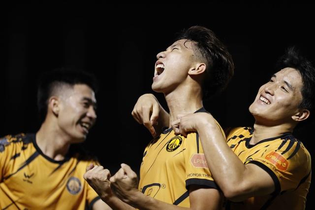 Cầu thủ CLB Thanh Hóa nhận lương sát giờ sang năm mới, tặc lưỡi 'qua tết rồi tính...!'- Ảnh 1.