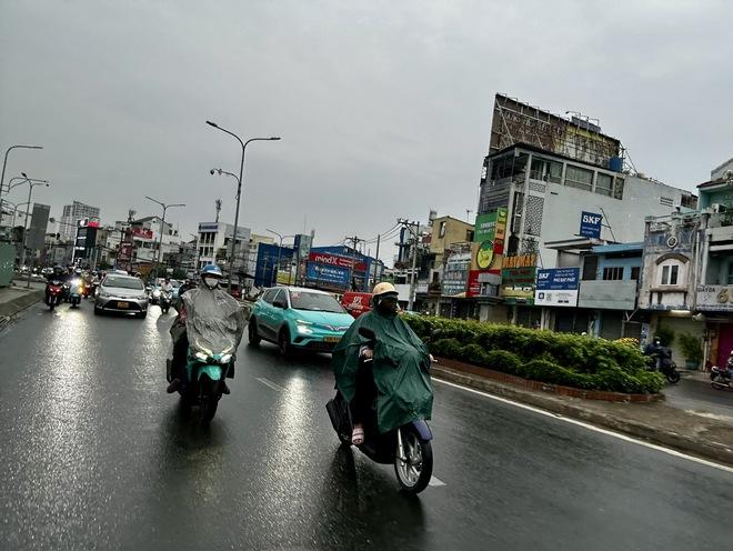 Sáng ngày vía Thần tài, TP.HCM mưa trái mùa trên diện rộng, cảnh báo mưa lớn- Ảnh 7. Sáng ngày vía Thần tài, TP.HCM mưa trái mùa trên diện rộng, cảnh báo mưa lớn- Ảnh 7.
