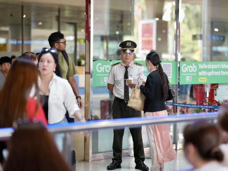 Xuyên đêm ở cửa ngõ không ngủ Tân Sơn Nhất cận Tết Bính Ngọ- Ảnh 12. Xuyên đêm ở cửa ngõ không ngủ Tân Sơn Nhất cận Tết Bính Ngọ- Ảnh 12.